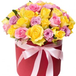 Коробка желтых и розовых роз