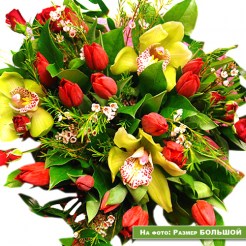 Букет из весенних цветов и орхидей