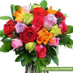 Круглый букет из разноцветных роз